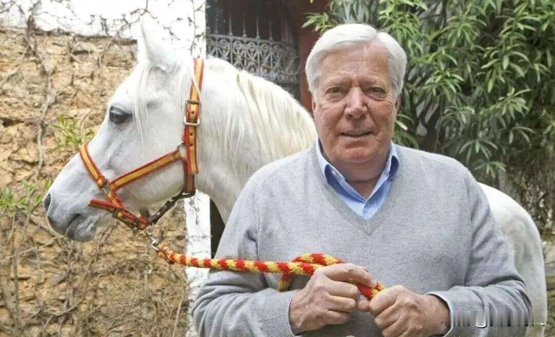 82岁法国亿万富豪，150亿美元被骗光如今只能坐经济舱中间座他曾是爱马仕最大