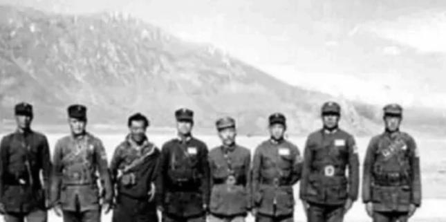 1950年，解放军在新疆南部竟然发现一处岗哨，走过去一看居然还有八个骨瘦如柴的中