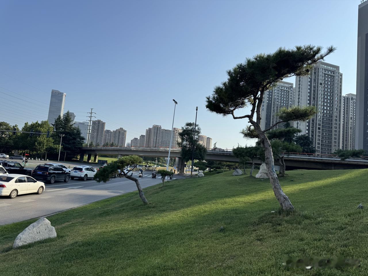 的西安，清晨的南山环，7点的天空和8点的天空下，都有一个孤独的人！