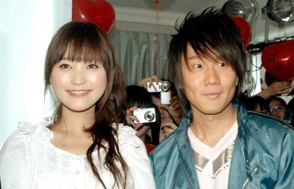 当年金莎水嫩可爱，青春又甜美。打扮随意的林俊杰在她身旁，愈发衬得她这朵花娇艳无比