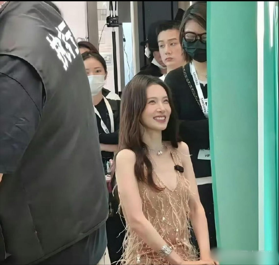 这居然是金晨，差点没认出来