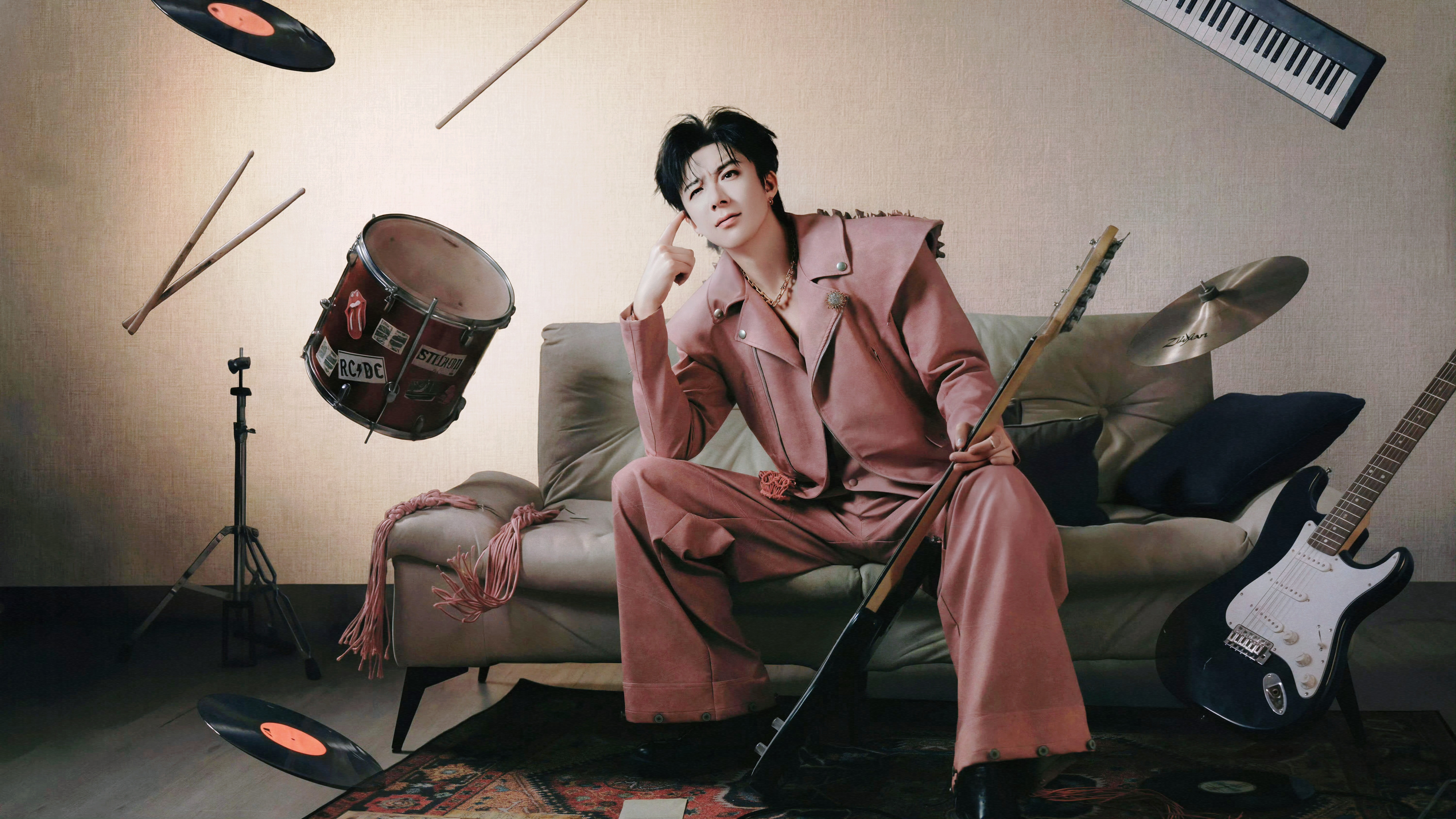 摩登兄弟刘宇宁存帅图刘宇宁这组粉色系造型真的太绝了。把浪漫穿在身上，把热爱握在手