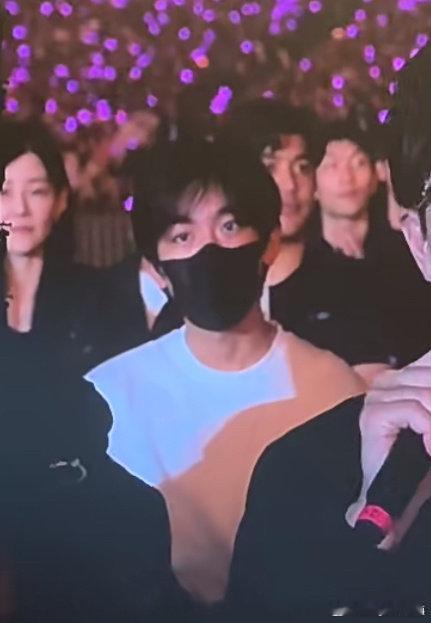 kimi正脸照曝光kimi像妈妈多一点kimi正脸照释出，阳光帅气运动风，手持球