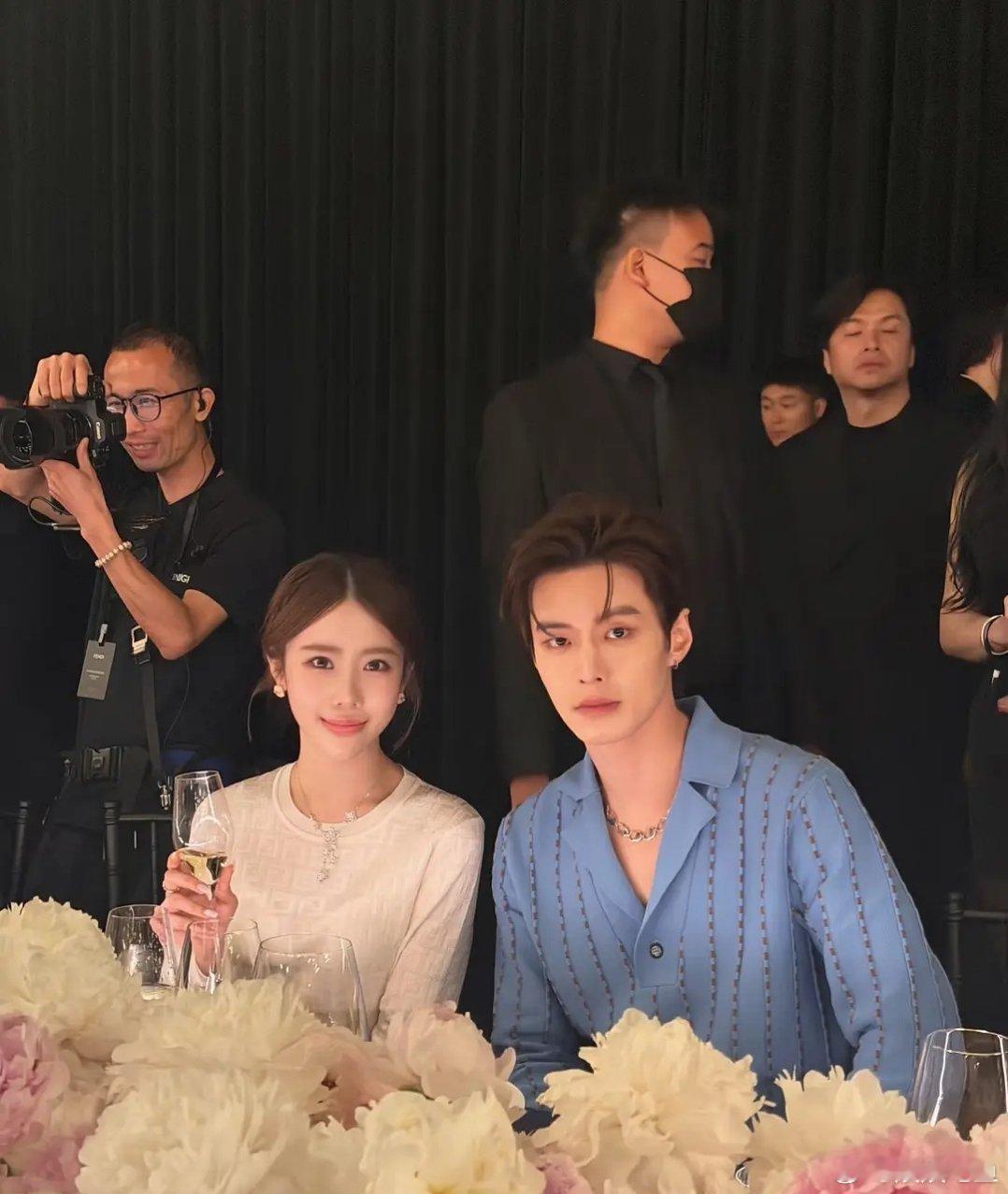 何与很神奇，你单看他觉得不好看，问题是真和那些说是帅的男演员同框，也真没输。