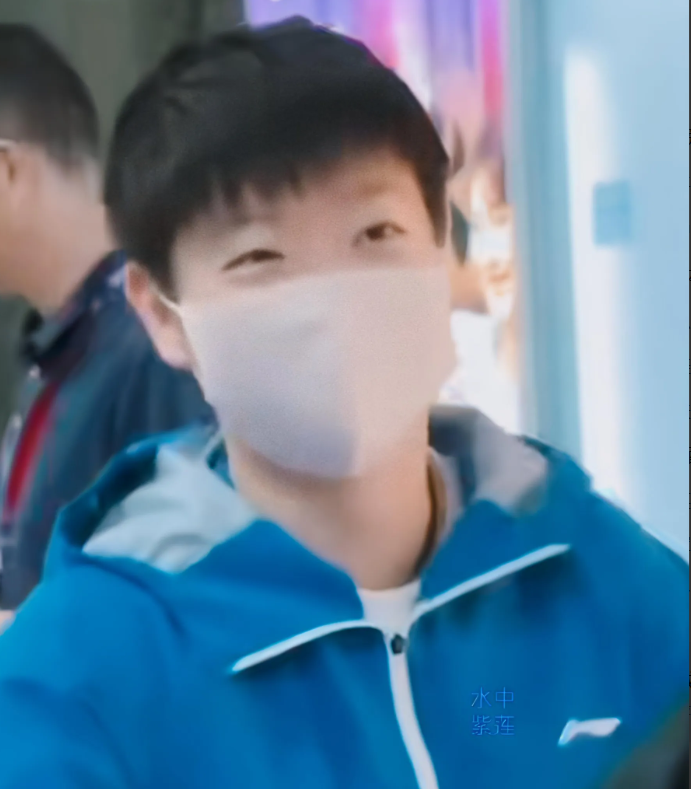 莎莎成都封训回京，终于看到莎莎难得的一笑。莎莎封训结束回京，在机场，球迷直接