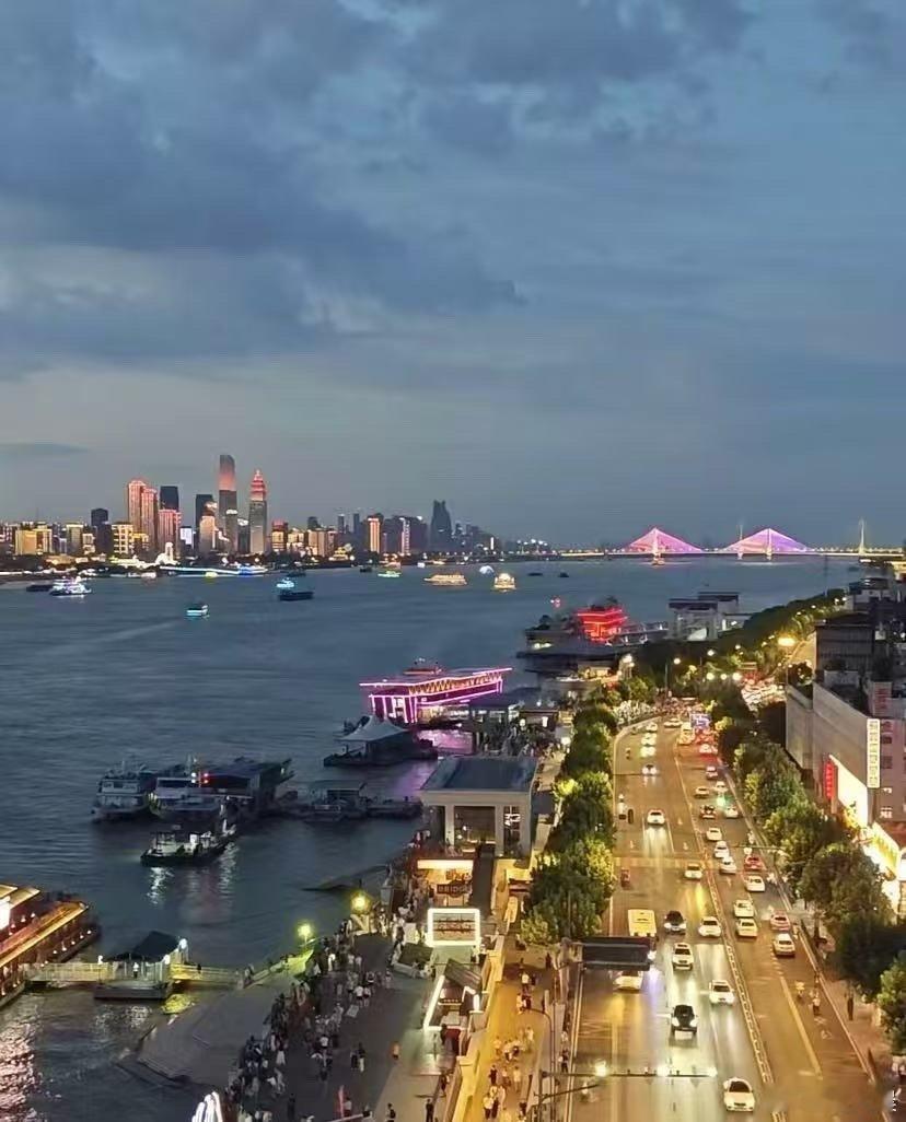 武汉的夜晚烟火气拉满夜幕降临，华灯初上，武汉的夜晚宛如一幅绚丽多彩的画卷。街头