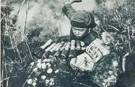 1951年，志愿军战士潘天炎感觉肚子疼，便跑到隐蔽处上厕所，回来后，却发现阵地上