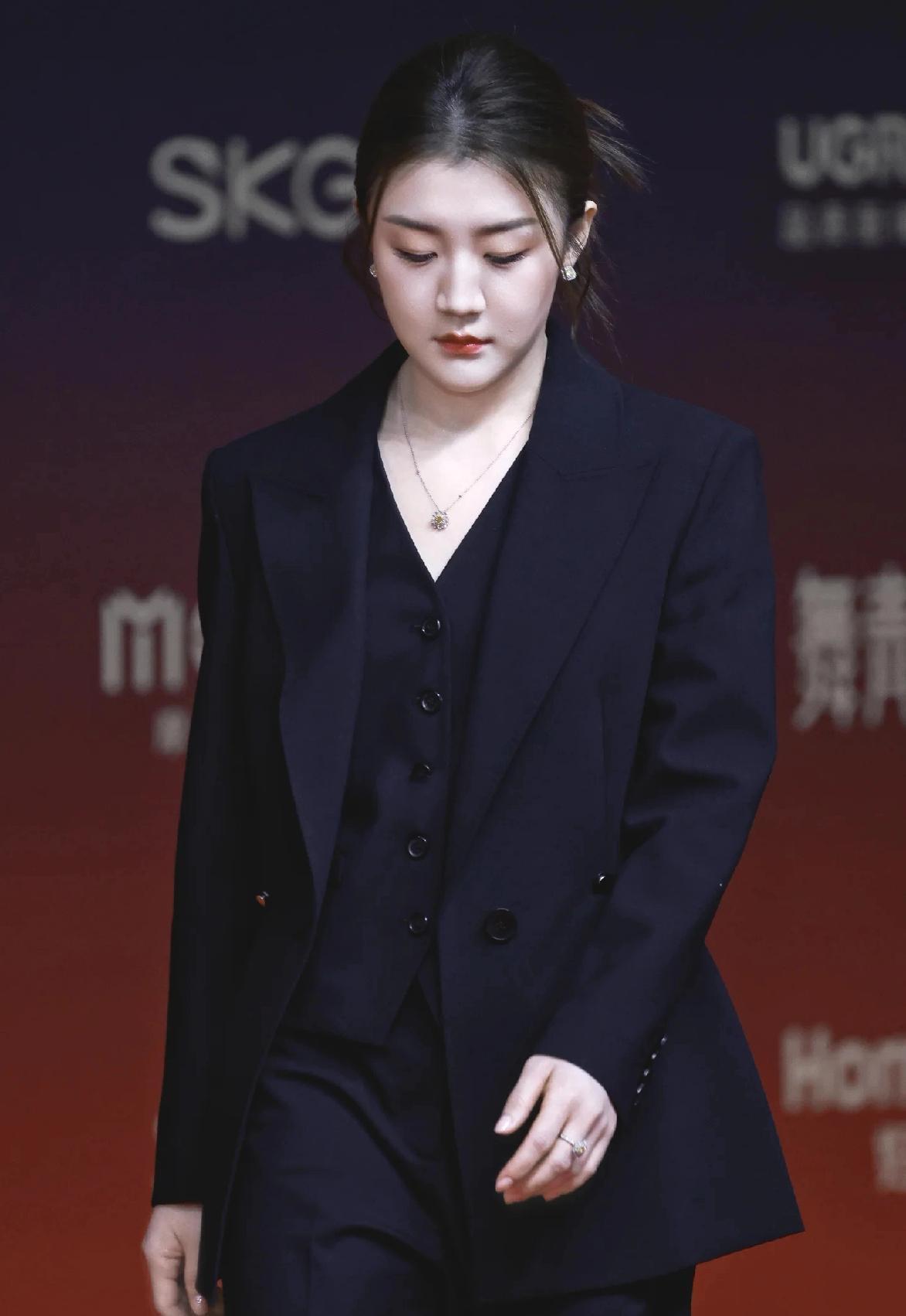 谁敢信这是平时穿着运动服在球台前厮杀的陈梦？这一身黑西装往那一站，不知道的还以