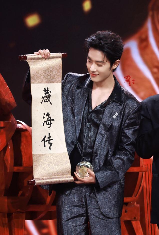 肖战获得SMG视帝！前段时间的CMG，《生万物》是最大赢家，拿下9个奖项，《藏