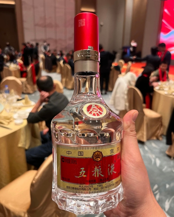 今天去吃酒席，随了500礼钱。我们那桌都是女的，压根没人喝酒。散席的时候，我瞅见