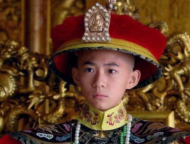 1643年10月8日，皇太极第九子福临即位，是为顺治帝。福临当时只有六岁，由多尔