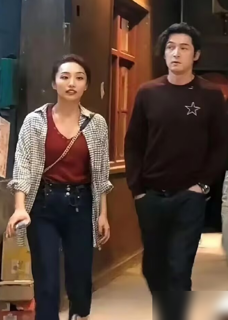 顶流男星的尽头，全是被女助理截胡。上海街头，胡歌载着经纪人老婆黄曦宁和3岁女儿骑单车。曾经的万人迷，