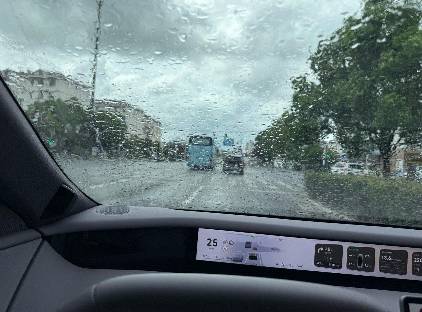 上一秒天还晴着呢下一秒暴雨倾盆了我愿称之为，晴暴天​​​