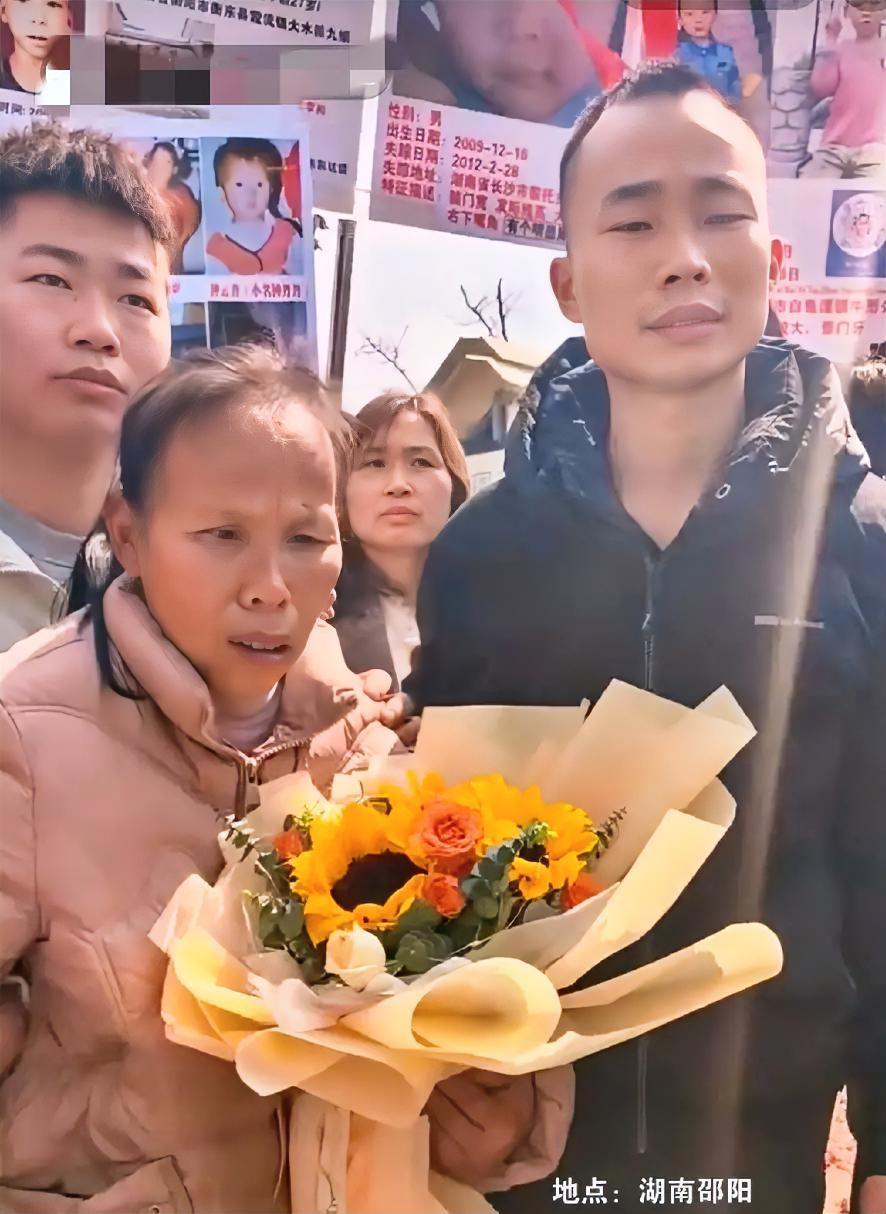 1996年，湖南邵阳，1岁的小腾还在蹒跚学步，母亲是聋哑人，带着他进城找看病的父