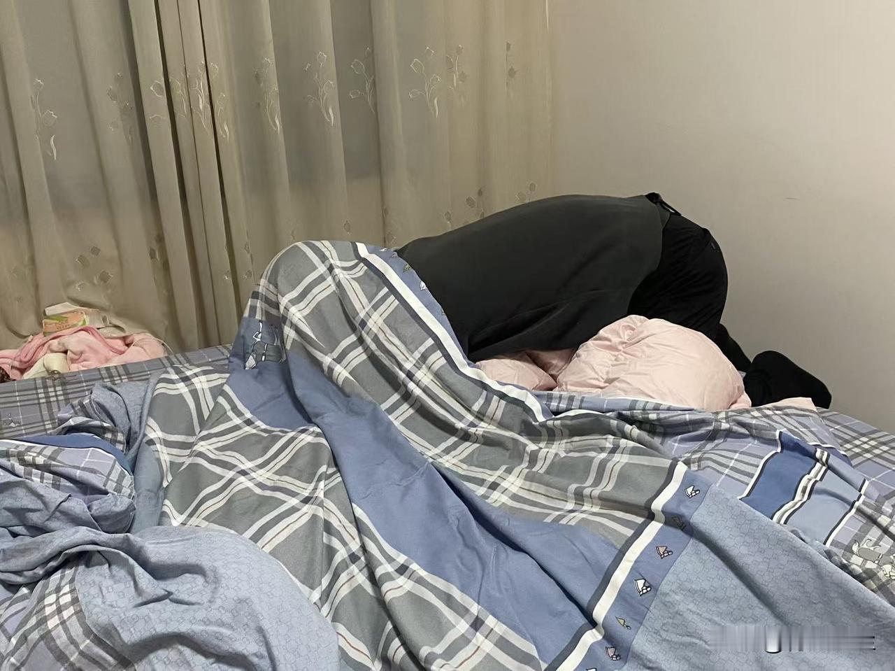 分享我这周有趣的事：套个被套是真的不容易啊[捂脸哭][捂脸哭]