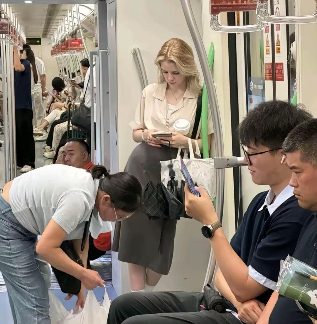 不会英语怎么搭讪美女？​​​