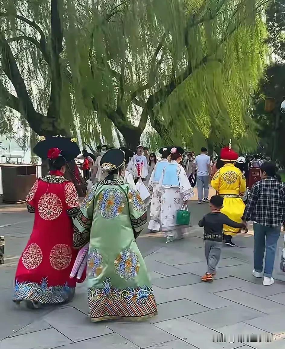 太低俗了!到了北京，大街上到处都是遛弯儿的皇阿玛和格格，到了西安拐角旮旯都是刚