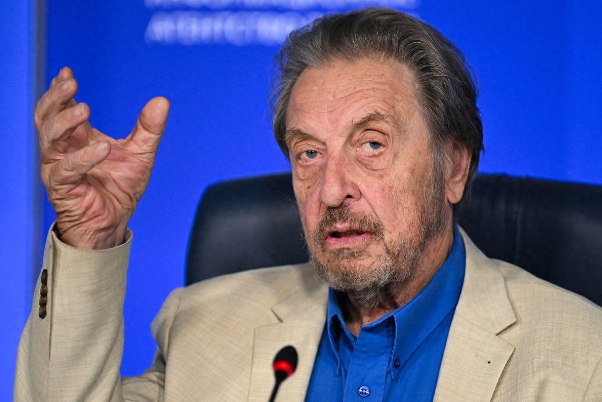 美媒报道，马斯克的父亲在接受采访时声称，身败名裂的爱泼斯坦“活得很好”，并称“尸