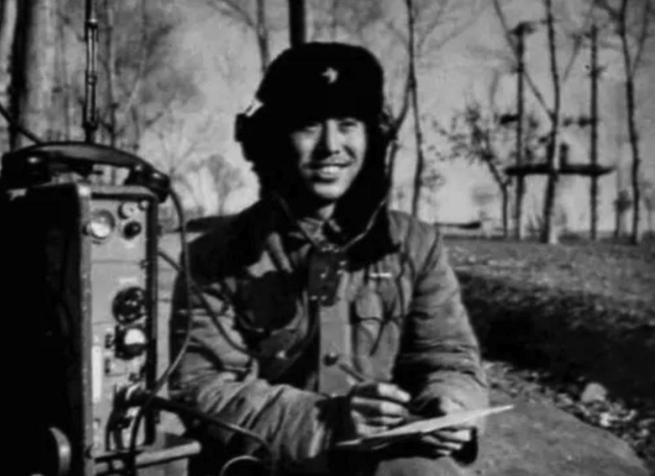 1985年，一退休职工进山采货，发现了一部电台，上面标有USA。周保中的夫人听说