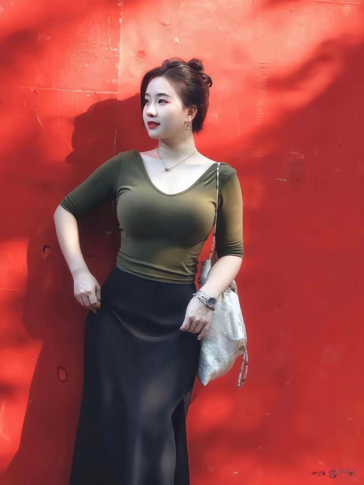 美图欣赏，看图写诗《巷陌晴光》七言绝句：青砖黛瓦映晴阳，墨绿衫轻衬