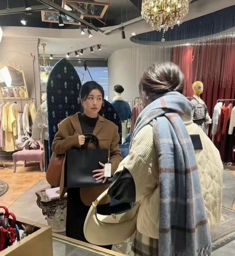朱珠，个子不高身材有点儿发福了，本人没有电视上好看洋气，气质成熟不年轻，年龄感很