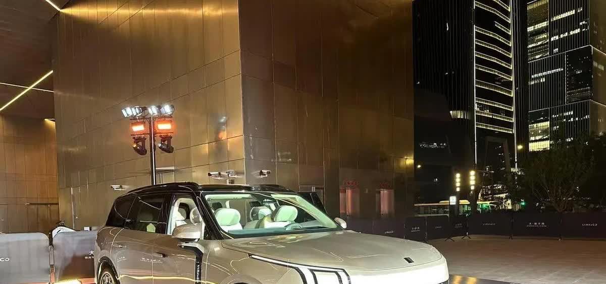 新能源豪华大六座SUV9字辈这年头车企搞大六座SUV都跟疯了一样！问界M9上