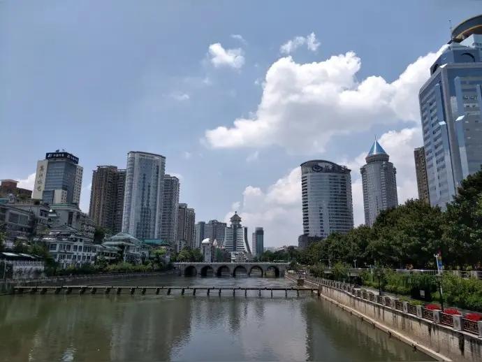 刚去了重庆和贵阳，发现贵阳明明比重庆宜居，为什么重庆发展成了特大城市，贵阳相对人
