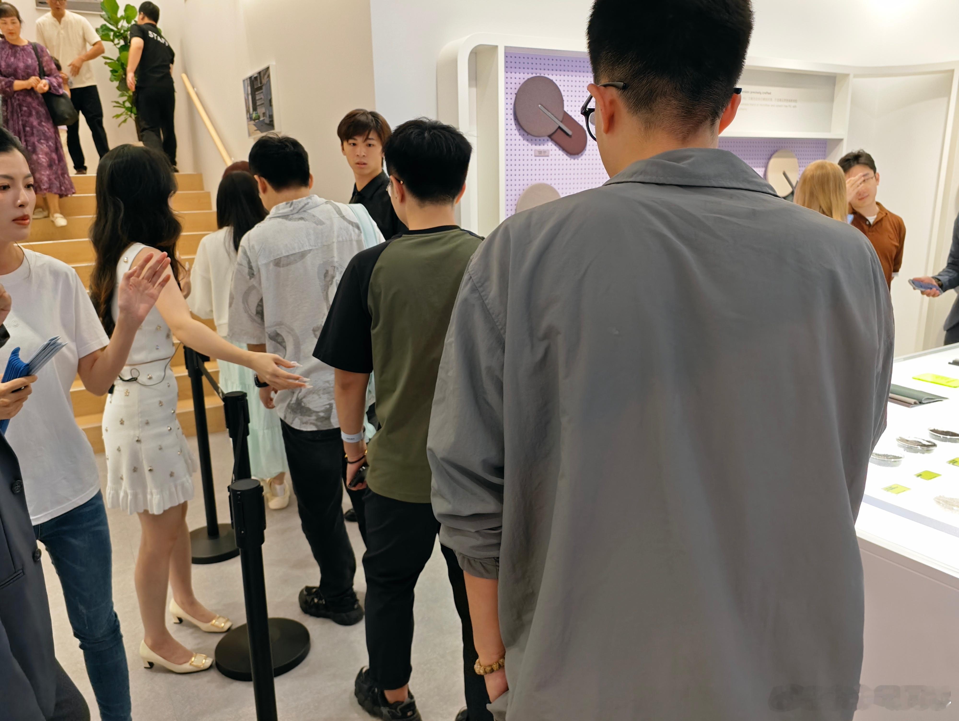 成都车展公开日第1天，来蔚来展台，本来想在楼上点杯咖啡坐一会儿的……对不起，没有