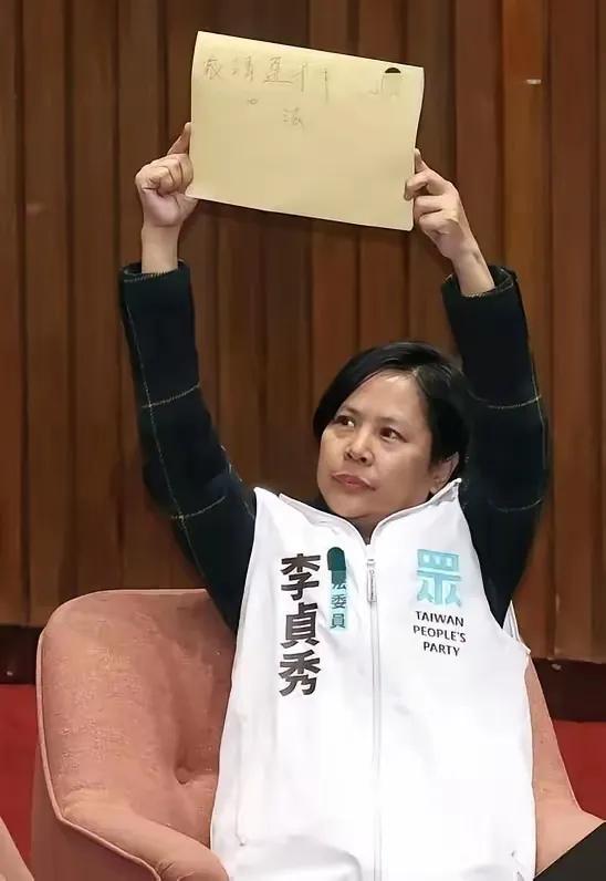 陆配立委李贞秀已众叛亲离了，与其死皮赖脸，还不如主动辞职留体面。​​继民众