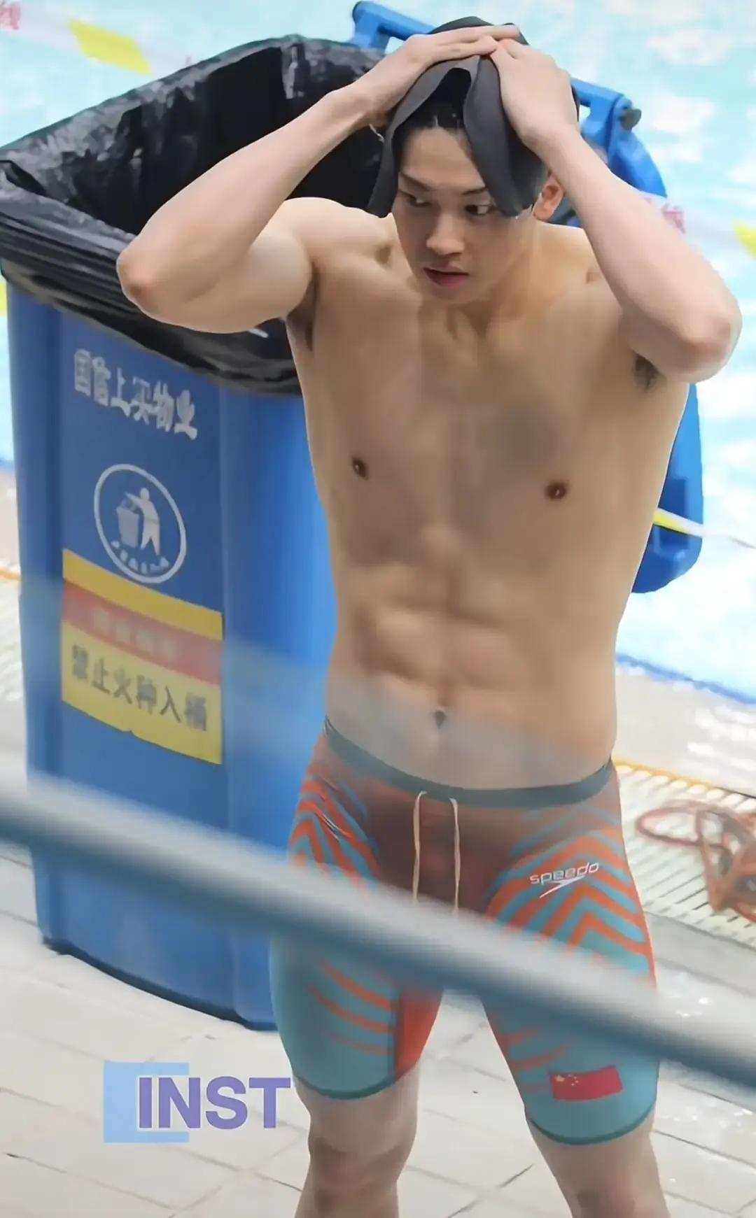 腹肌快没了！汪顺高原集训照流出昨天刷到他在昆明跑步的监控，腰线明显松一圈。