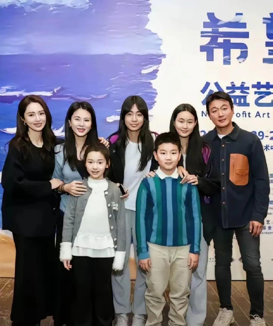 佟大为儿子和小酒窝携手做公益啦，这画面太暖啦！佟大为儿子一亮相，颜值直接拉满，比