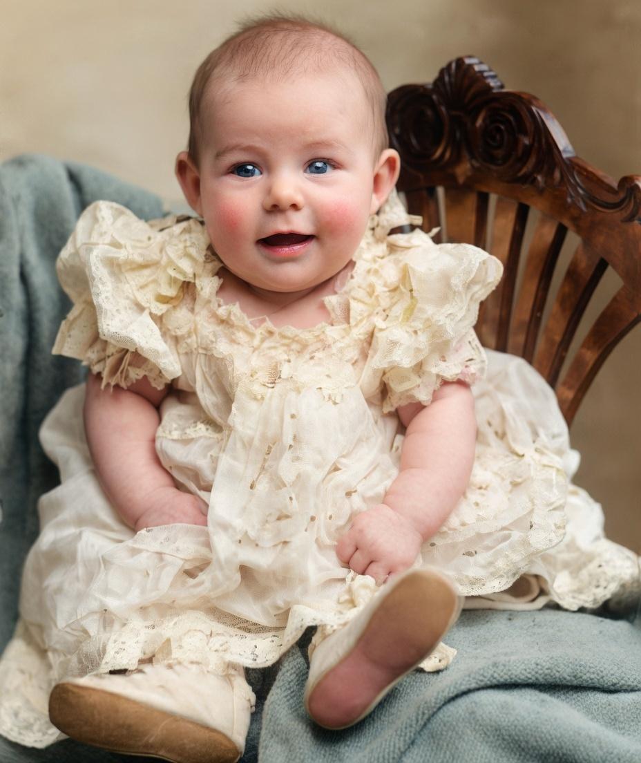 这是一张老照片里的婴儿，正是后来写出《老人与海》《永别了，武器》的诺贝尔文学奖得