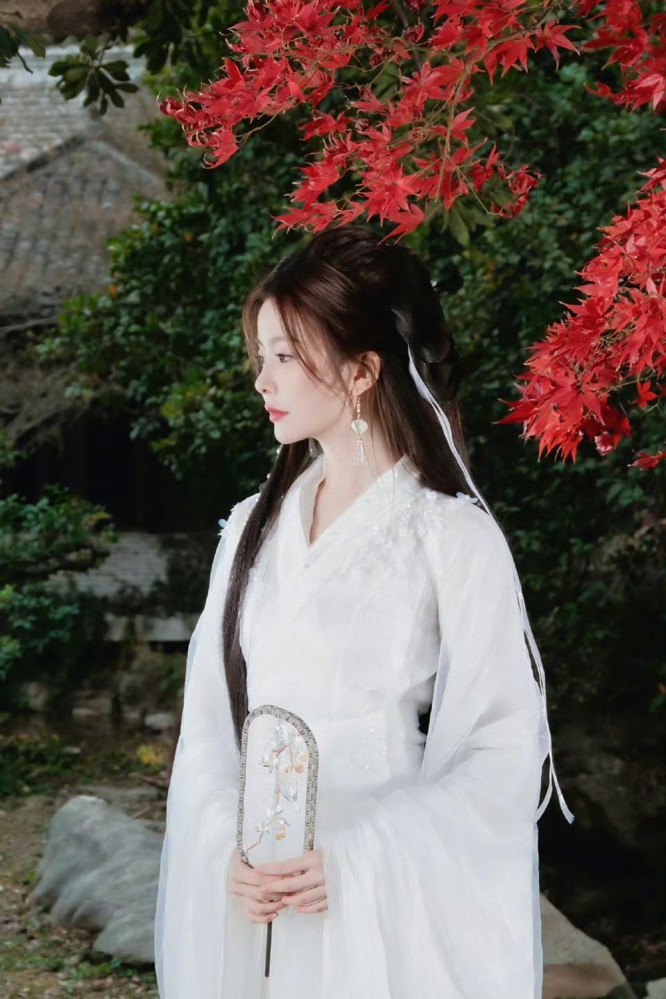 陈卓璇清冷古风美人陈卓璇这古风造型太戳人！白纱覆身墨发垂腰，纱带随风轻摆，自带