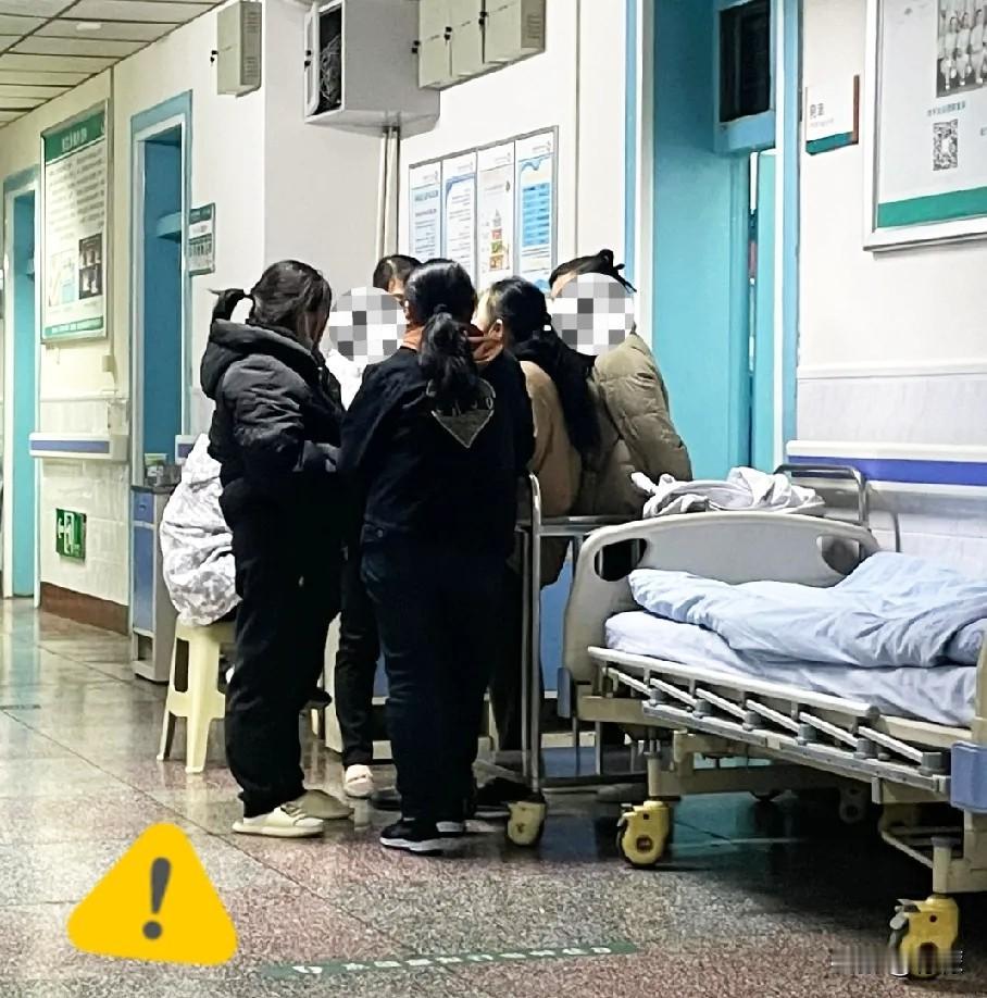 父母哭着求也没用，四个姐姐还是没给弟弟捐肾，最后看着他走了。姐姐们说不是不救