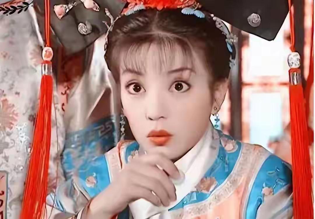 49岁赵薇复出彻底凉透！前夫表弟佘智江引渡回国，才知当年封杀只是开胃菜，她的底线