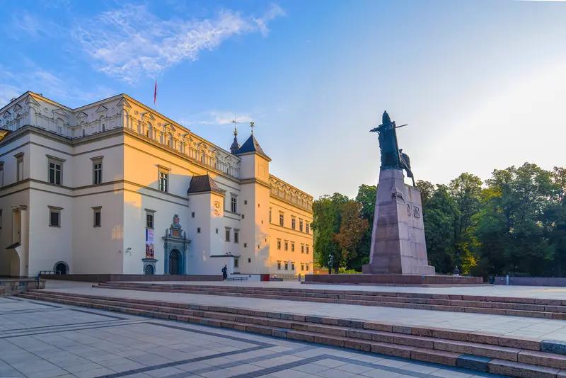 最近立陶宛新防长又引起了大家的关注，有人调侃欧洲小国这是又添“站街女”政客，欧洲