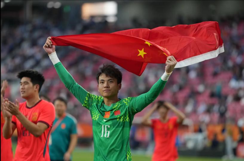 李昊扑出两个点球！U23国足6-5夺季军，时隔28年再登领奖台😭10月3号，