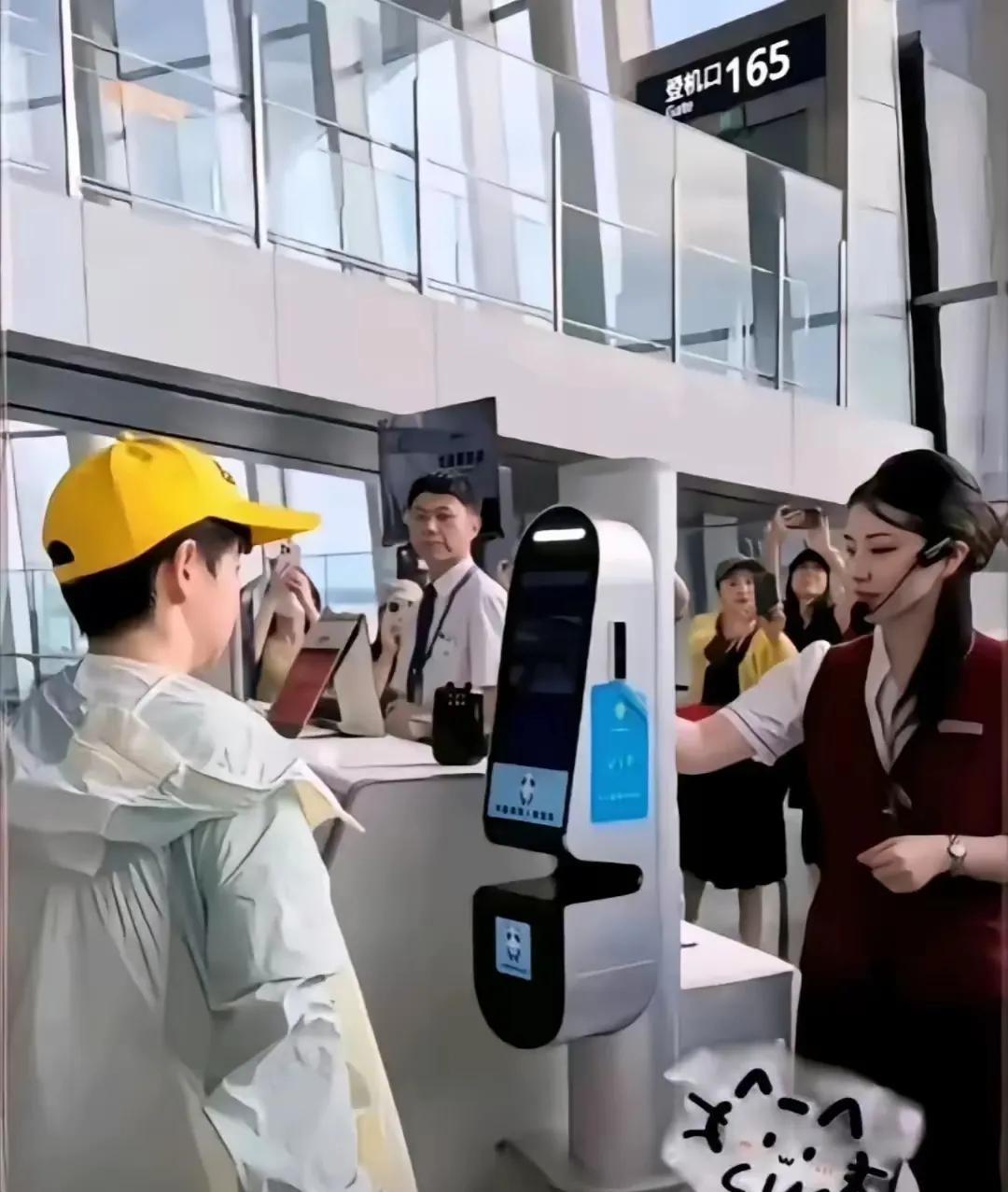 莎莎那小黄帽一戴，哎哟喂，萌得人肝儿颤！跟幼儿园春游的小丫头片子没两样，活脱脱一