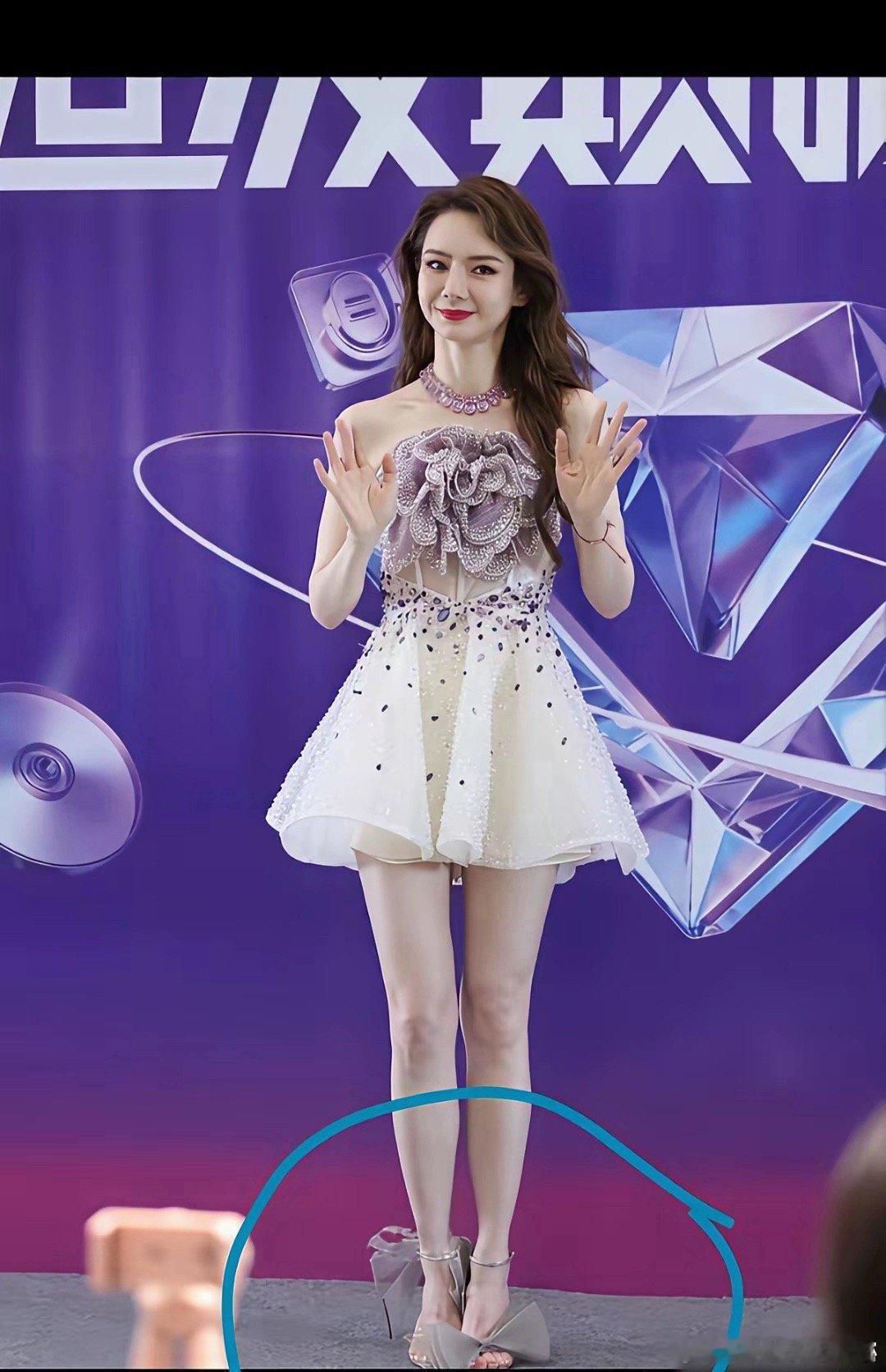 戚薇这鞋子得大几万吧！看着就好看！