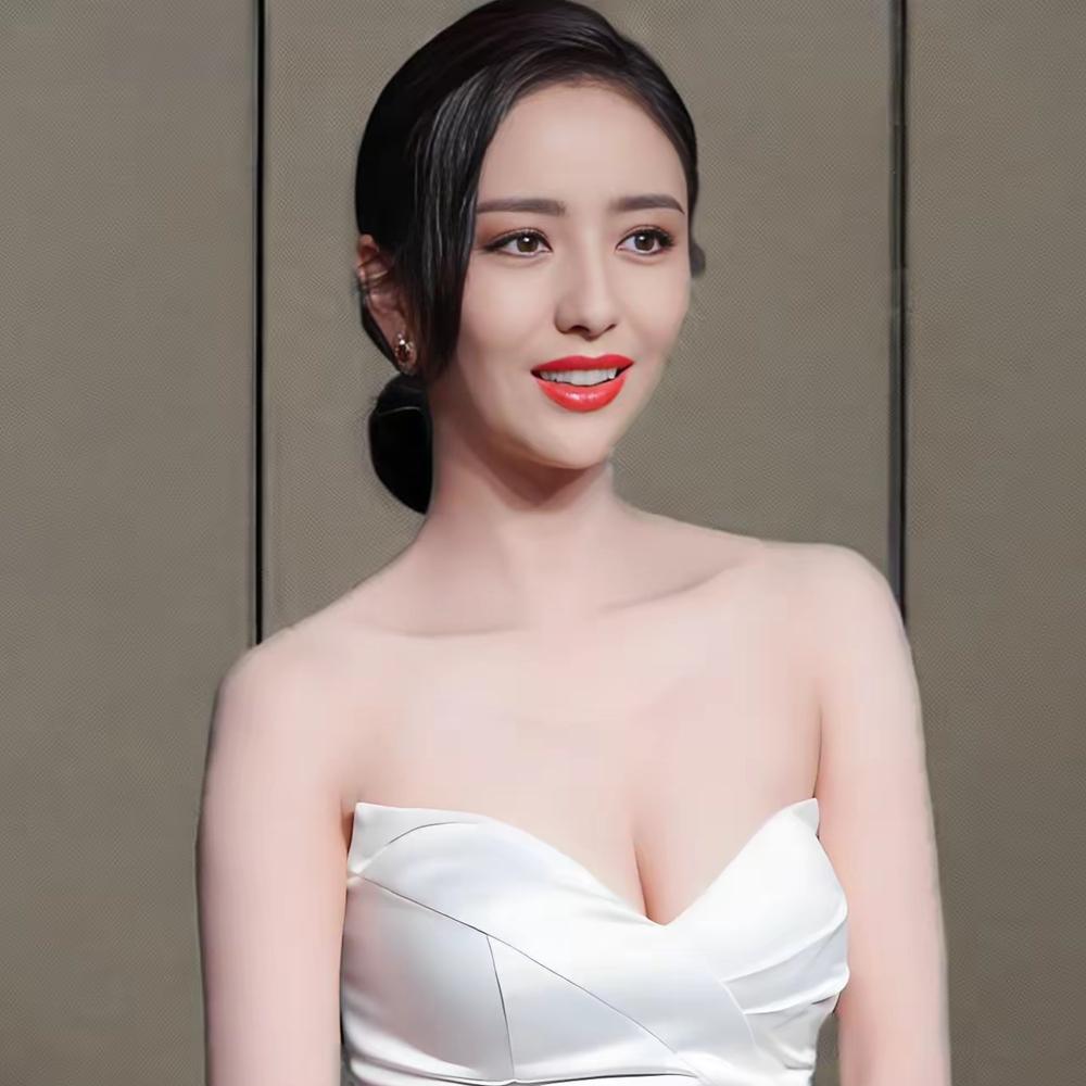 佟丽娅的身材是真实存在的吗？远看那么瘦，近看又很丰满，真是男爱女妒呀！佟丽娅虽