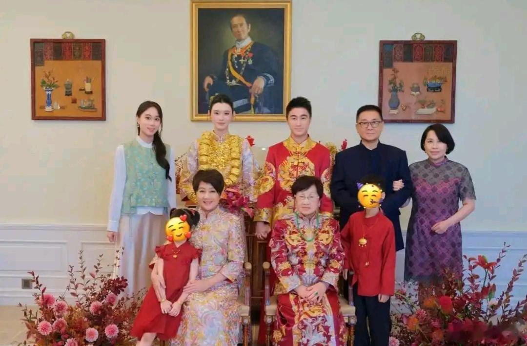 何超欣晒哥嫂全家福！奚梦瑶全身戴满了金饰，一双儿女红衣氛围感拉满​​​