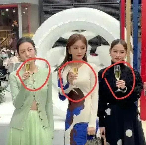 顶级富婆原来是这样的拿酒杯的，可以防止手的温度影响酒的口感