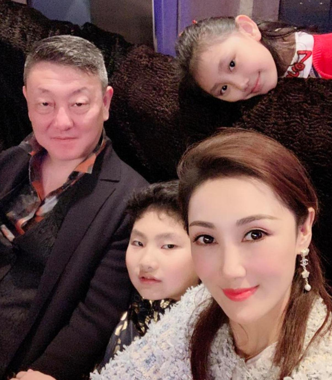 韩磊的瓜是假的吧？他妻子其其格可不是一般人，不仅比他小18岁，本身也是歌手，长