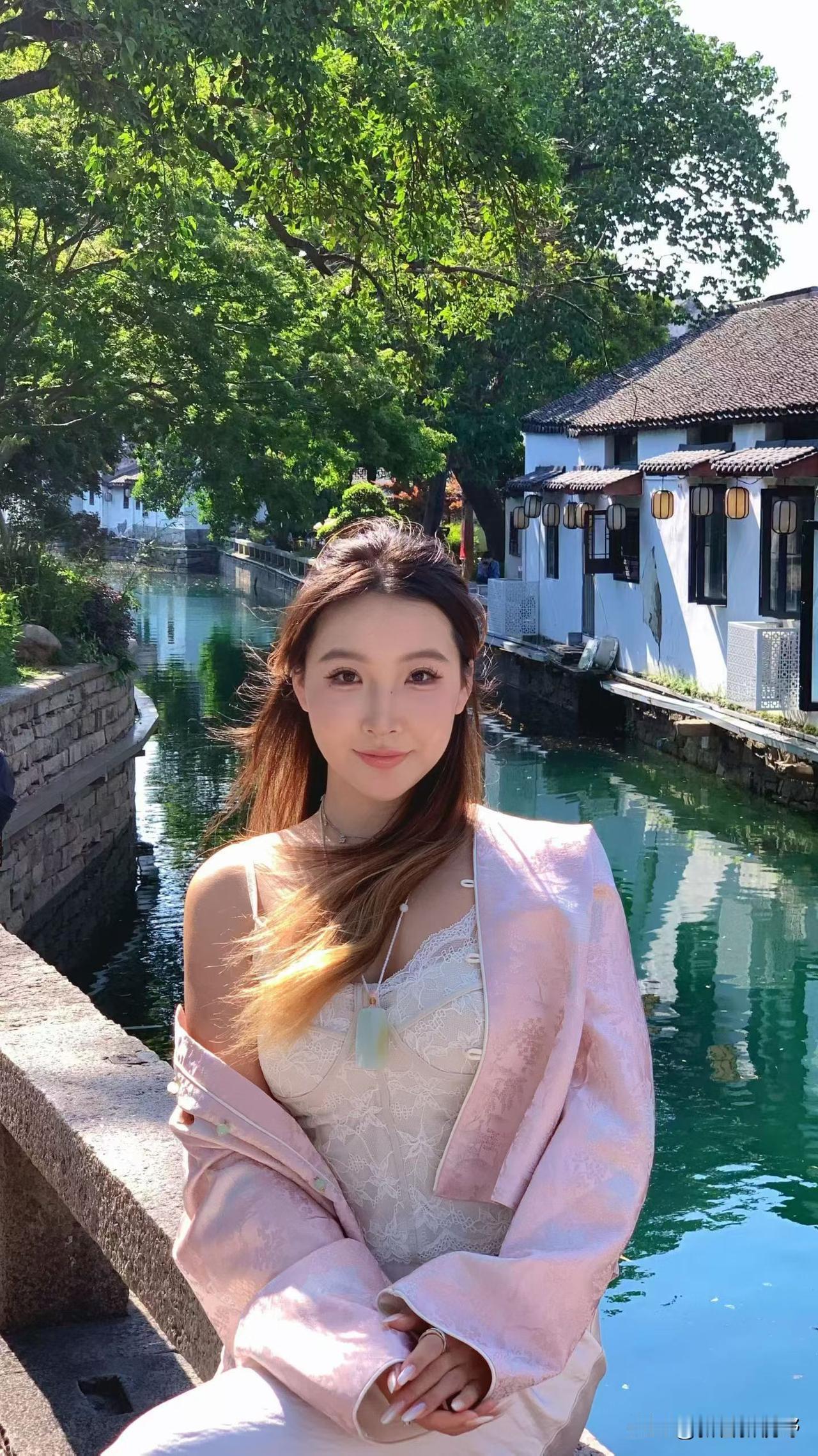 水乡佳人倚栏立，粉黛轻纱映碧波为什么漂亮的女人喜欢裙装?紫花裙摇曳生姿穿碎花