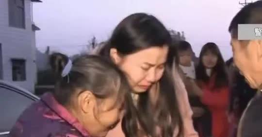 2015年，河南一个女子在工厂干活时，听到同事说了一句方言，她猛的回头问了一句：