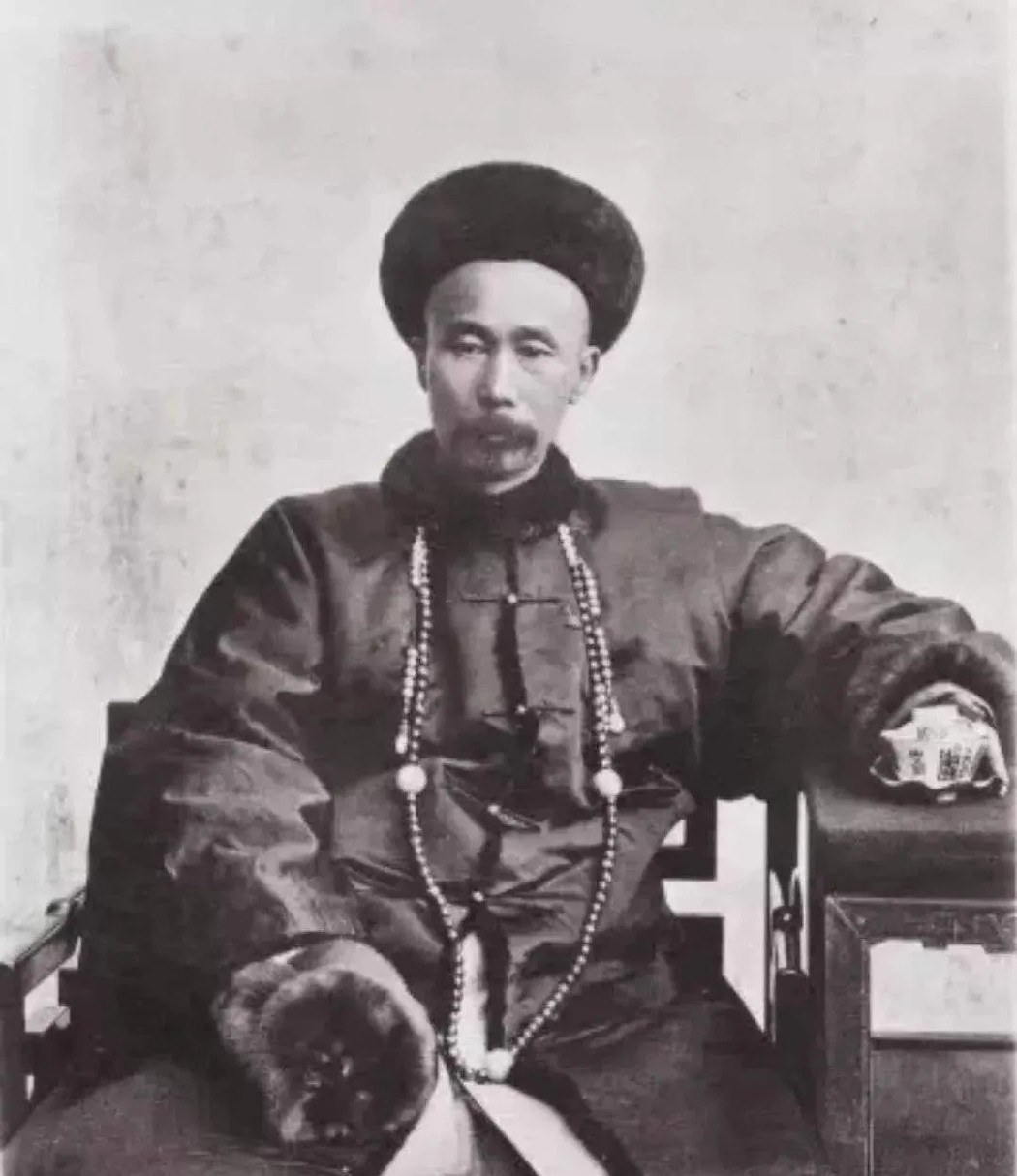 1863年，太平天国八大降将高高兴兴地接受李鸿章邀请去赴宴，酒酣耳热之际，刀斧手