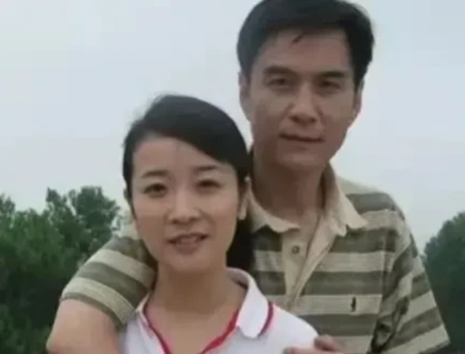 2009年，41岁的陈小艺和32岁的徐昂，在车内激吻被拍到，老公说：我相信我老婆