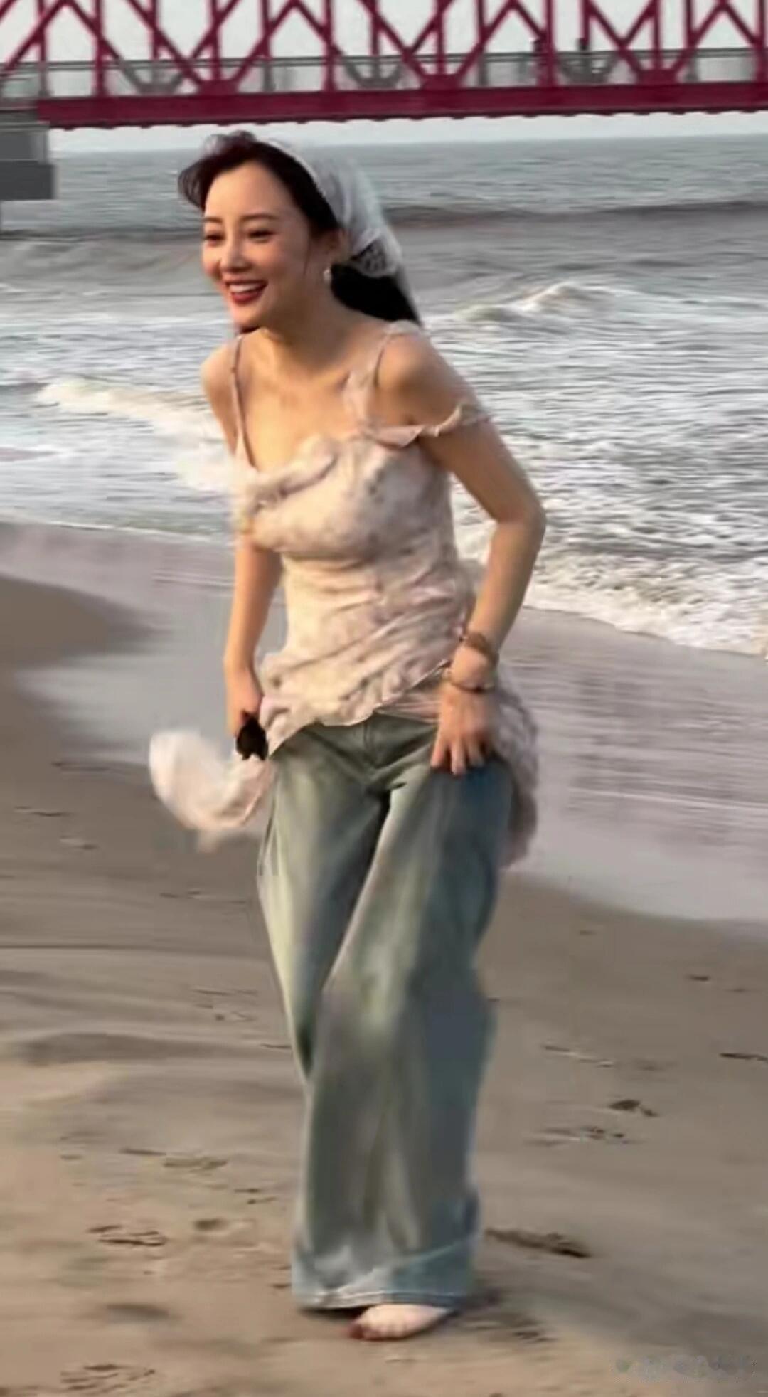 李小璐到底咋保养的啊，这哪里看的出来44岁啊，最多30岁吧