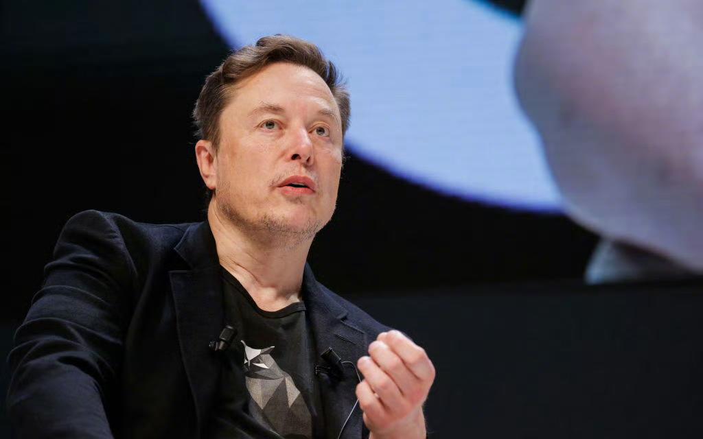 马斯克又说话了，这次直接呼吁把欧盟给废了。他在自己的社交平台X上写道，欧盟应