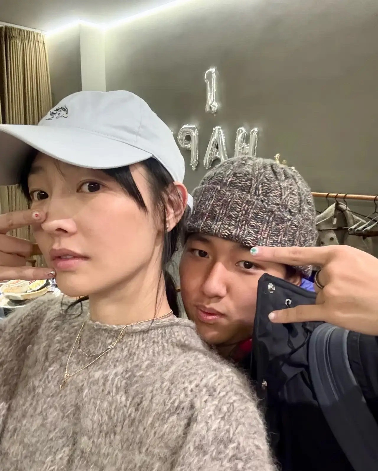 白百何首次晒出大儿子正面照，这是她和前夫生的儿子，名字叫元宝，小伙子笑起来和妈妈